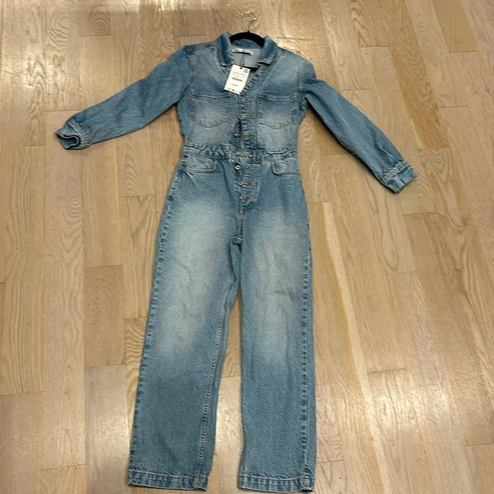 Brand new with tags women's Zara denim jumpsuit size xs! Baggy for bottom!